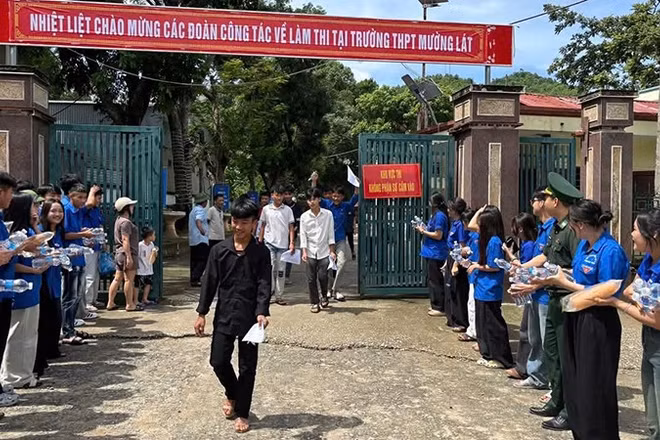 Thanh niên tình nguyện mừng đón các thí sinh kết thúc buổi thi.