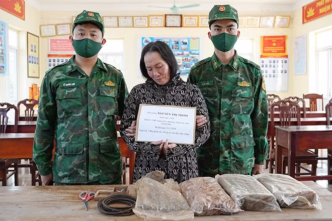 Bộ đội Biên phòng quản lý đối tượng cùng tang vật vụ án.