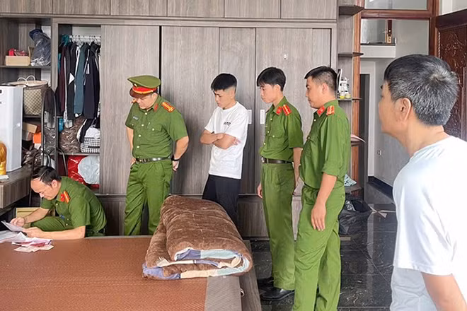 Công an khám xét nơi ở của đối tượng tham gia cá cược bóng đá. (Ảnh: Công an Thanh Hóa)