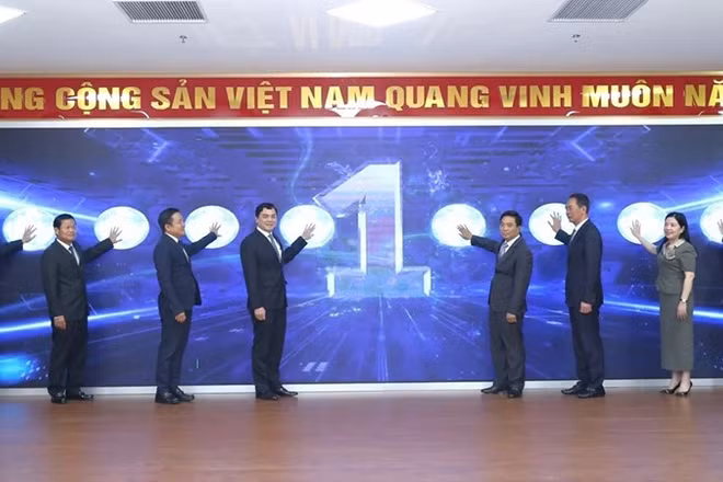Các đại biểu vận hành Trung tâm giám sát, điều hành thông minh Thanh Hóa.