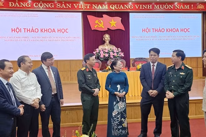 Các đại biểu với đại diện gia đình cố Tổng Bí thư Lê Khả Phiêu.