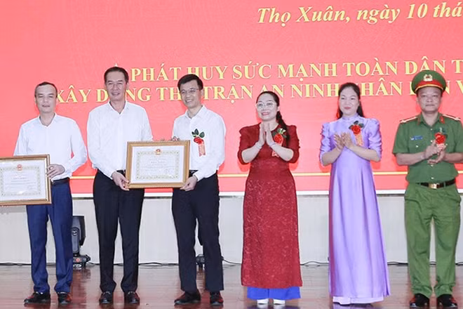Lãnh đạo tỉnh Thanh Hóa trao tặng Bằng khen cho nhân dân và cán bộ xã Thọ Xuân đạt thành tích xuất sắc. (Ảnh: Công an Thanh Hóa)