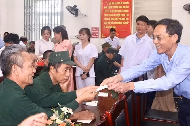 Lãnh đạo tỉnh Thanh Hóa trao quà của Tổng Bí thư, Chủ tịch nước tới tay người có công.