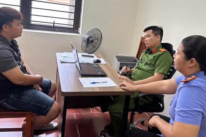 Đại diện các cơ quan chức năng ở Thanh Hóa làm việc với đối tượng có hành vi vi phạm.