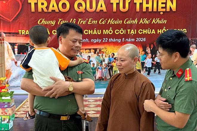 Cán bộ An ninh thăm hỏi chức sắc Phật giáo và đời sống của trẻ em.