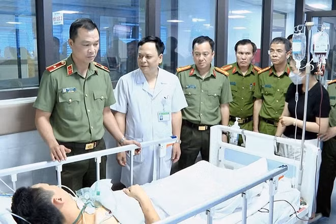 Công an tỉnh Thanh Hóa thăm đồng chí, đồng đội bị thương trong khi làm nhiệm vụ.