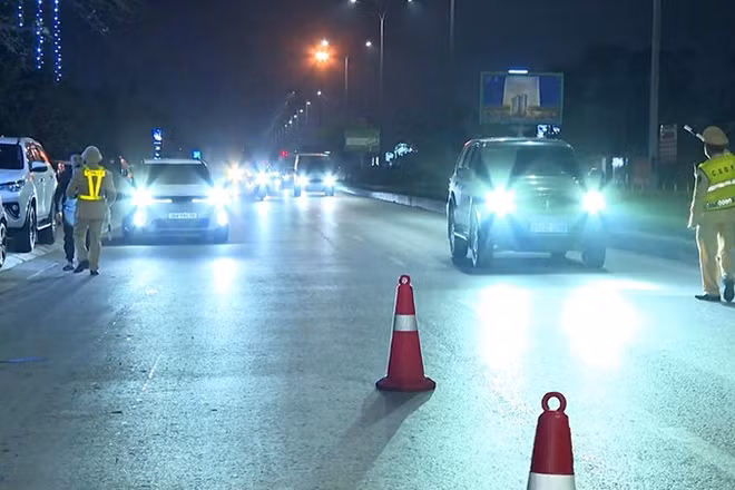 Cảnh sát giao thông kiểm tra phương tiện cơ giới tham gia giao thông.