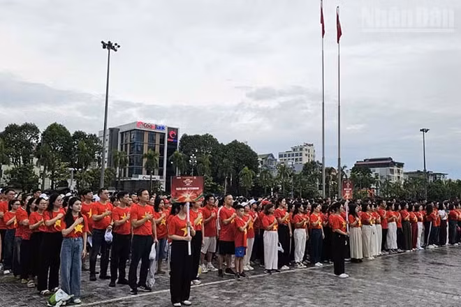 Các tầng lớp nhân dân Thanh Hóa thực hiện nghi lễ chào cờ. (Ảnh: Mai Luận)