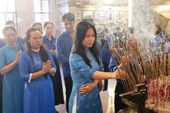 Các tầng lớp nhân dân dâng hương tưởng niệm Bác Hồ.