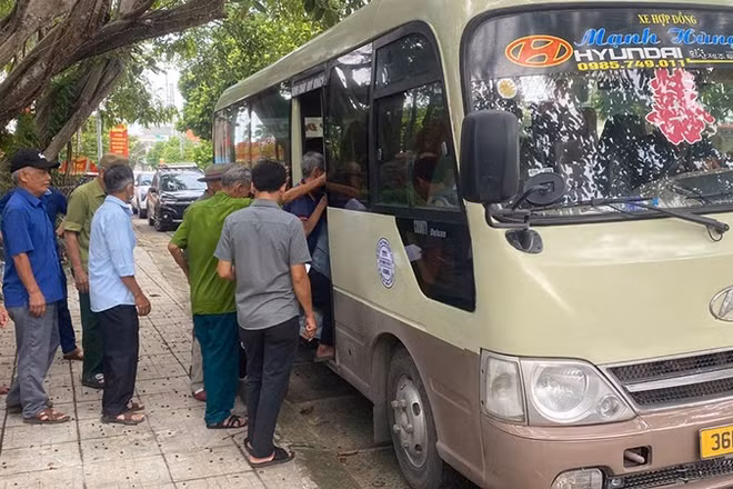 Công an xã, phường bố trí phương tiện đón, đưa thân nhân liệt sĩ.