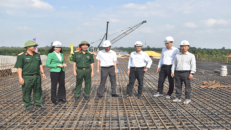 Kiểm tra tiến độ dự án tại công trường.