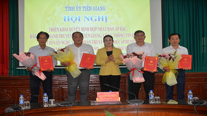 Trao quyết định bổ nhiệm Tổng biên tập và các Phó Tổng biên tập Báo Ấp Bắc và Đài Phát thanh-Truyền hình Tiền Giang.
