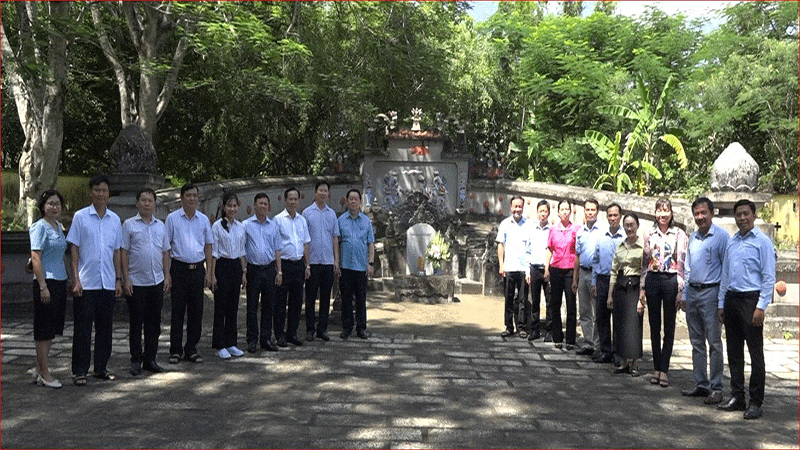 Đồng chí Nguyễn Trọng Nghĩa cùng lãnh đạo địa phương chụp ảnh lưu niệm tại Khu Lăng mộ Đức Quốc Công Phạm Đăng Hưng.