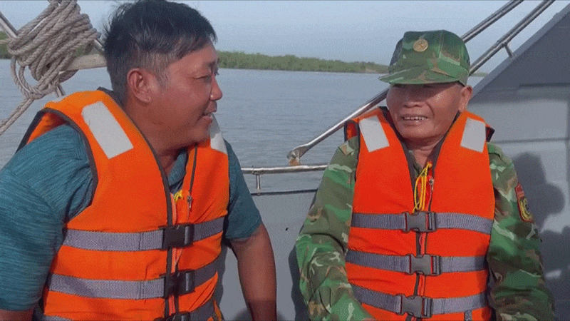 Bộ đội Biên phòng Tiền Giang đưa ông Nguyễn Thanh Sang vào bờ an toàn.