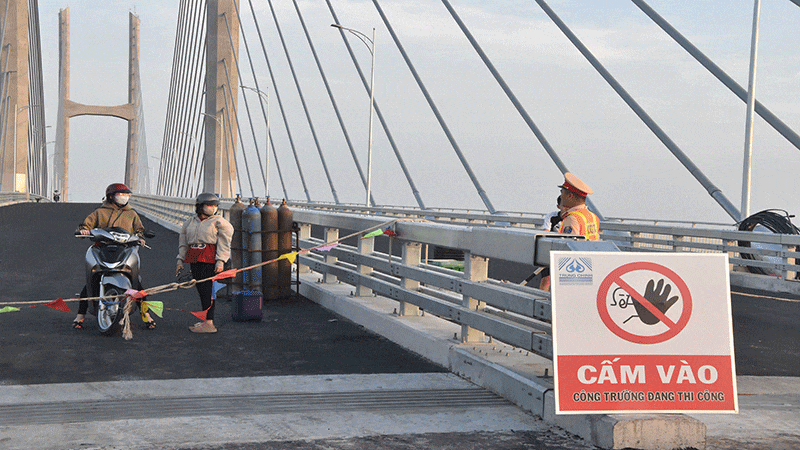 Một số trường hợp năn nỉ Cảnh sát giao thông cho qua nhưng không được giải quyết và phải buộc quay trở lại.