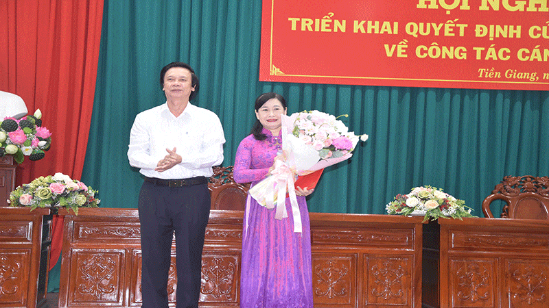Bí thư Tỉnh ủy Tiền Giang Nguyễn Văn Danh trao quyết định của Ban Bí thư Trung ương Đảng về công tác cán bộ cho đồng chí Châu Thị Mỹ Phương.