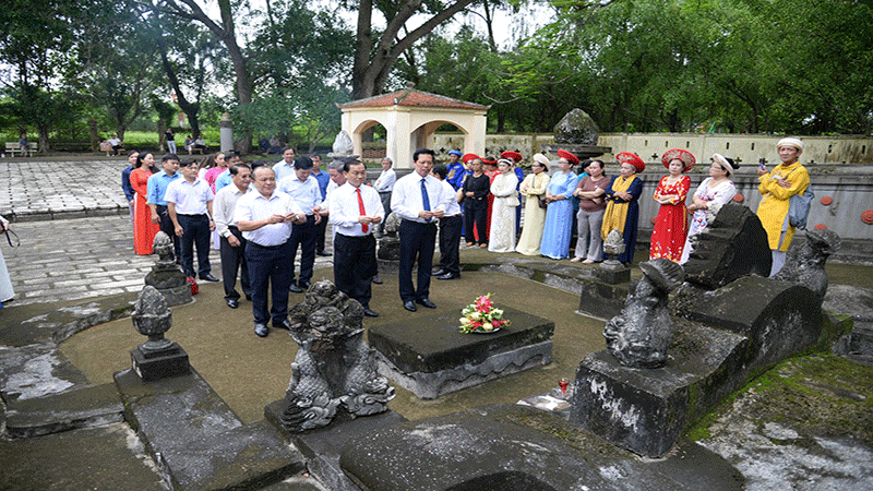 Lãnh đạo địa phương thắp hương tại Lăng Hoàng Gia, phường Sơn Qui (tỉnh Đồng Tháp). 