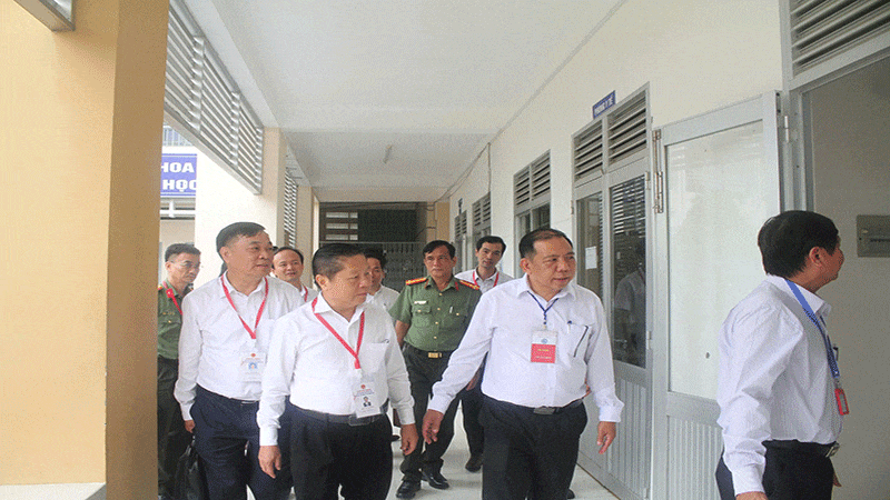 Đoàn kiểm tra số 2 của Bộ Giáo dục và Đào tạo đi kiểm tra tại Trường Trung học phổ thông Thủ Khoa Huân (huyện Chợ Gạo, tỉnh Tiền Giang).