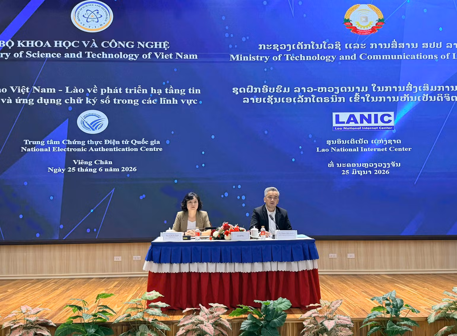 3giam-doc-neac-to-thi-thu-huong-giam-doc-lannic-minaxay-philavong.jpg