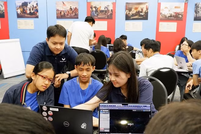 Các học viên thực hành khai thác và phân tích dữ liệu mở của NASA dưới sự hướng dẫn của cố vấn.