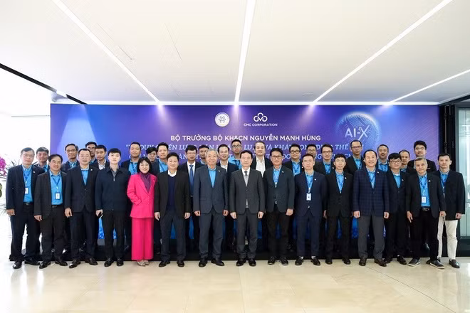 Bộ trưởng Khoa học và Công nghệ Nguyễn Mạnh Hùng thăm và nói chuyện với cán bộ lãnh đạo Tập đoàn Công nghệ CMC
