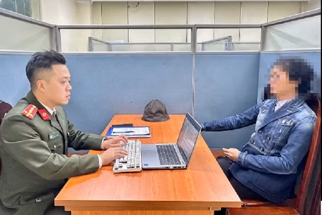 Cơ quan công an làm việc với trường hợp vi phạm.