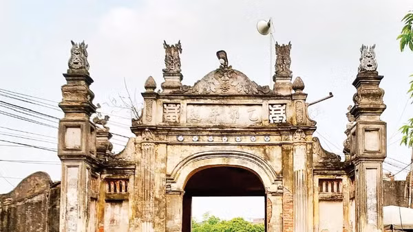 Cổng làng Nôm.