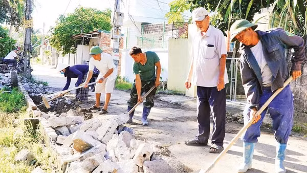 Người dân thôn Cống Khê tự nguyện hiến đất và bỏ nhiều công sức để mở rộng đường giao thông.