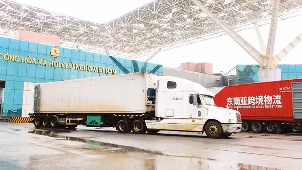 Hàng hóa xuất nhập khẩu thông quan qua cửa khẩu Bắc Luân II.