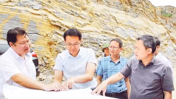 Lãnh đạo tỉnh kiểm tra thực địa dự án đường cao tốc Hòa Bình-Mộc Châu, tại gói thầu số 25 (Ảnh HUY THÀNH)