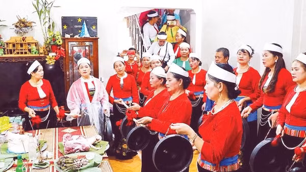 Đồng bào Mường thắp hương, dâng cỗ lên tổ tiên, sau đó đánh chiêng mừng Tết Độc lập.