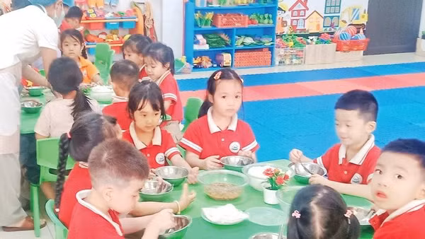 Bữa ăn bán trú của trẻ tại phân hiệu Hòa Bình, Trường mầm non Văn Lăng, tỉnh Thái Nguyên.
