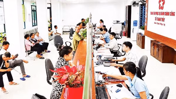 Cán bộ Trung tâm Phục vụ hành chính công xã Thanh Thủy tận tình hướng dẫn người dân giải quyết các thủ tục.
