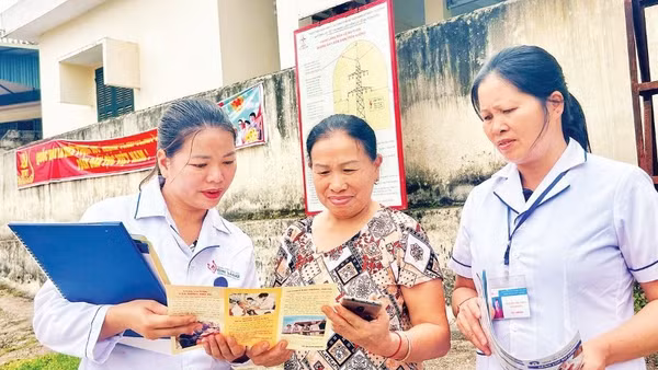 Cán bộ y tế truyền thông về chính sách dân số cho người dân xã Chiến Thắng.