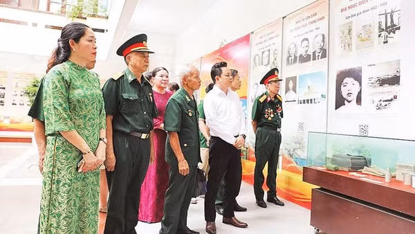 Các đại biểu tham quan gian trưng bày (Ảnh CÔNG DOANH)