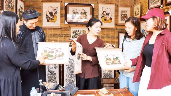 Du khách tìm hiểu tranh dân gian Đông Hồ.