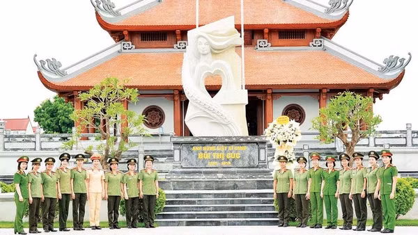 Đoàn đại biểu Phụ nữ Công an tỉnh Hưng Yên dâng hoa tại Tượng đài Anh hùng liệt sĩ Bùi Thị Cúc.