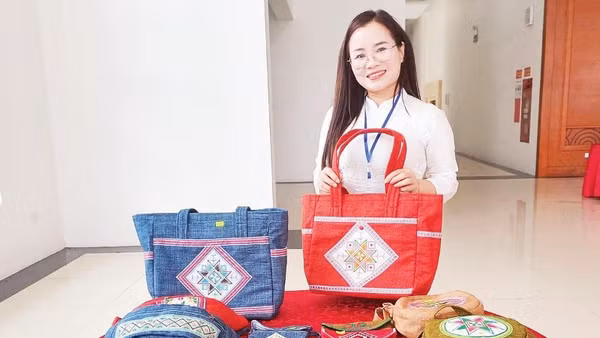 Sản phẩm lưu niệm thổ cẩm mang bản sắc văn hóa đồng bào các dân tộc tỉnh Cao Bằng.
