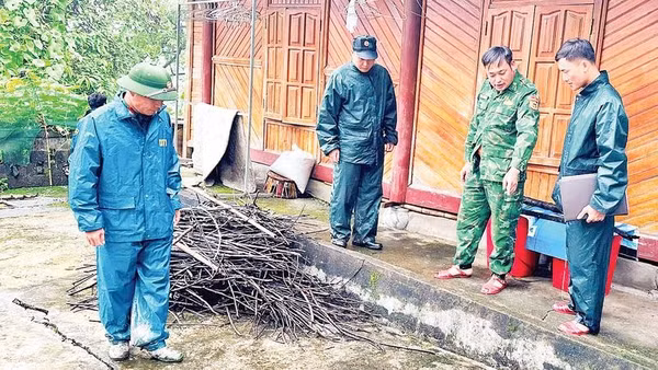Lực lượng chức năng kiểm tra khu vực có nguy cơ sạt lở tại thôn Láo Vàng, xã Bát Xát. 