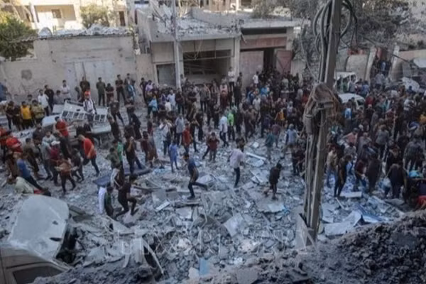 Người dân Palestine đứng giữa đống đổ nát của những tòa nhà bị phá hủy sau đòn không kích của Israel tại khu vực Al-Rimal, phía tây thành phố Gaza ngày 30/8/2025. (Ảnh: THX/TTXVN) 