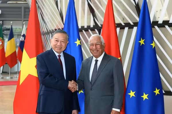 Chủ tịch Hội đồng châu Âu Antonio Costa đón Tổng Bí thư, Chủ tịch nước Tô Lâm. (Ảnh: TTXVN) 