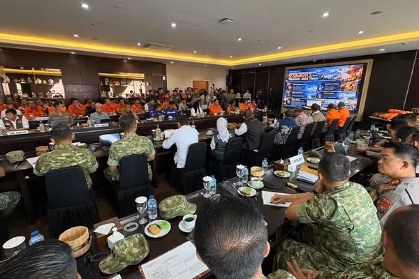 Các lực lượng tại cuộc họp phối hợp nhằm dập lửa cứu rừng bảo tồn và các khu du lịch thiên nhiên ở tỉnh Đông Java, Indonesia. (Ảnh: TTXVN)