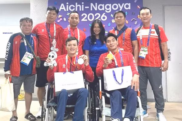 Lãnh đạo đoàn Việt Nam và hai vận động viên Đỗ Thanh Hải (bên phải) và Lê Tiến Đạt đoạt Huy chương Vàng và Huy chương Bạc. (Ảnh: THU MY)