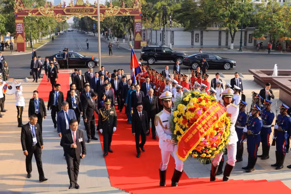 Đồng chí Trần Cẩm Tú, Ủy viên Bộ Chính trị, Thường trực Ban Bí thư Trung ương Đảng Cộng sản Việt Nam và Đoàn đại biểu cấp cao Việt Nam tới đặt vòng hoa tại Đài Độc lập. (Ảnh: HUY VŨ) 