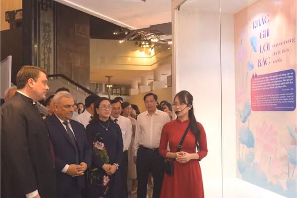 Khách tham quan triển lãm “Những tấm gương bình dị mà cao quý” tại Bảo tàng Hồ Chí Minh.