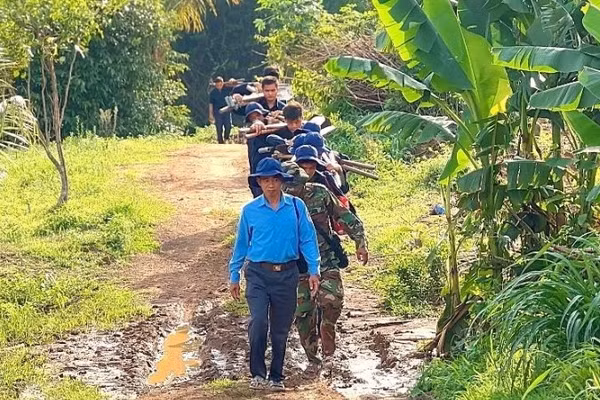 Các cán bộ, chiến sĩ Đội K73 di chuyển đến địa điểm ghi nhận dấu tích hài cốt liệt sĩ trên đất bạn Campuchia.