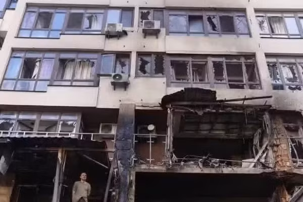 Một tòa nhà bị hư hỏng tại quận Shevchenkivskyi ở Thủ đô Kiev, Ukraine ngày 21/7/2025. (Ảnh: THX/TTXVN) 