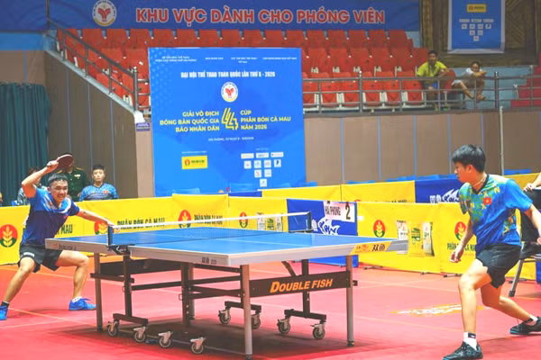 Đoàn Bá Tuấn Anh (bên phải, Đoàn Hải Phòng) và Đinh Anh Hoàng (Đoàn Công an nhân dân) trong trận bán kết đồng đội nam. (Ảnh: BẢO LONG)