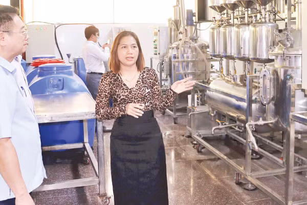 Dây chuyền sản xuất rượu chuối mốc bản địa của Hợp tác xã Sơn Bua. (Ảnh: HIỂN CỪ)