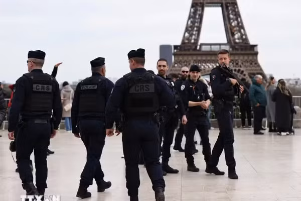 Cảnh sát Pháp tuần tra trên quảng trường Trocadero ở thủ đô Paris. (Ảnh: THX/TTXVN) 